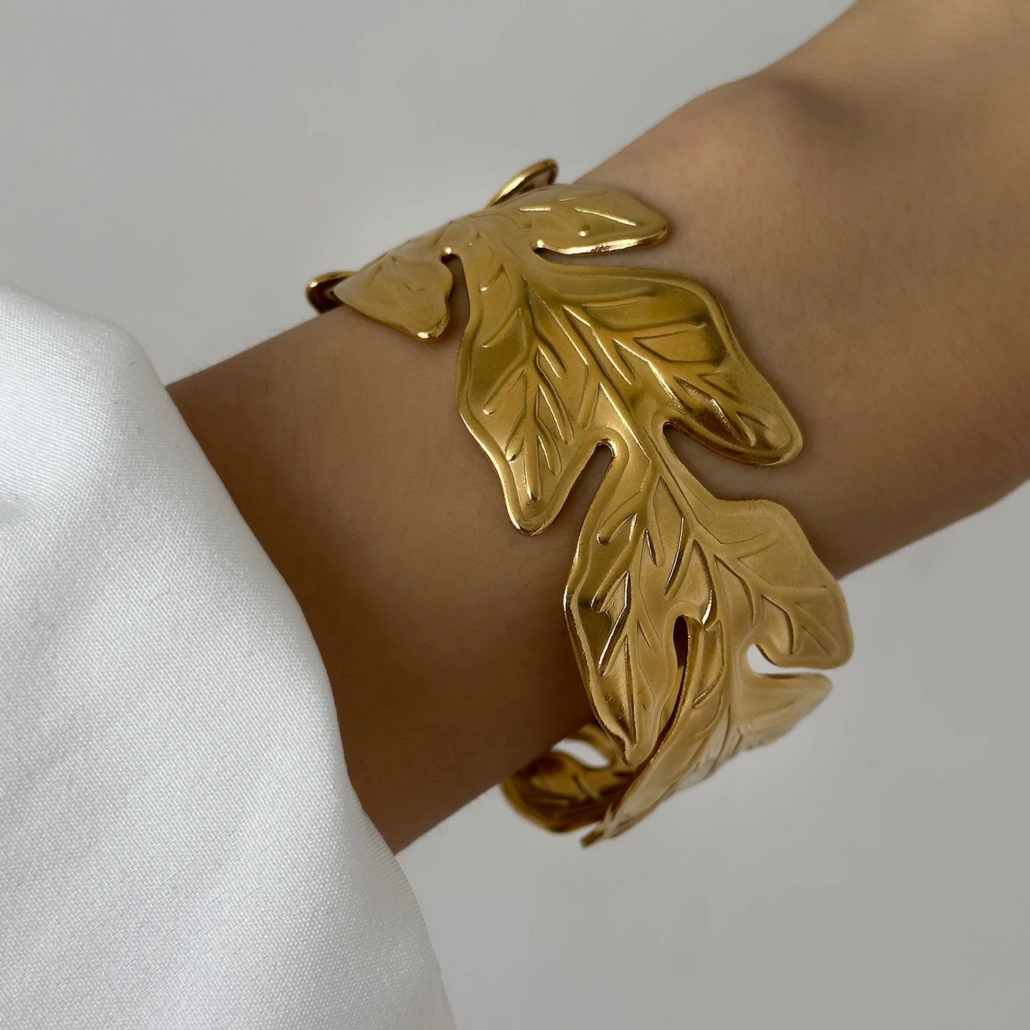 Majestic Laurel Statement Bangle