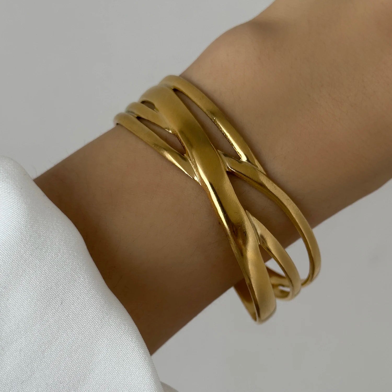 Majestic Laurel Statement Bangle