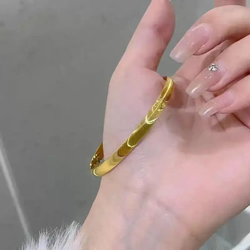 Cat's Eye Bracelet With Wavy Pattern