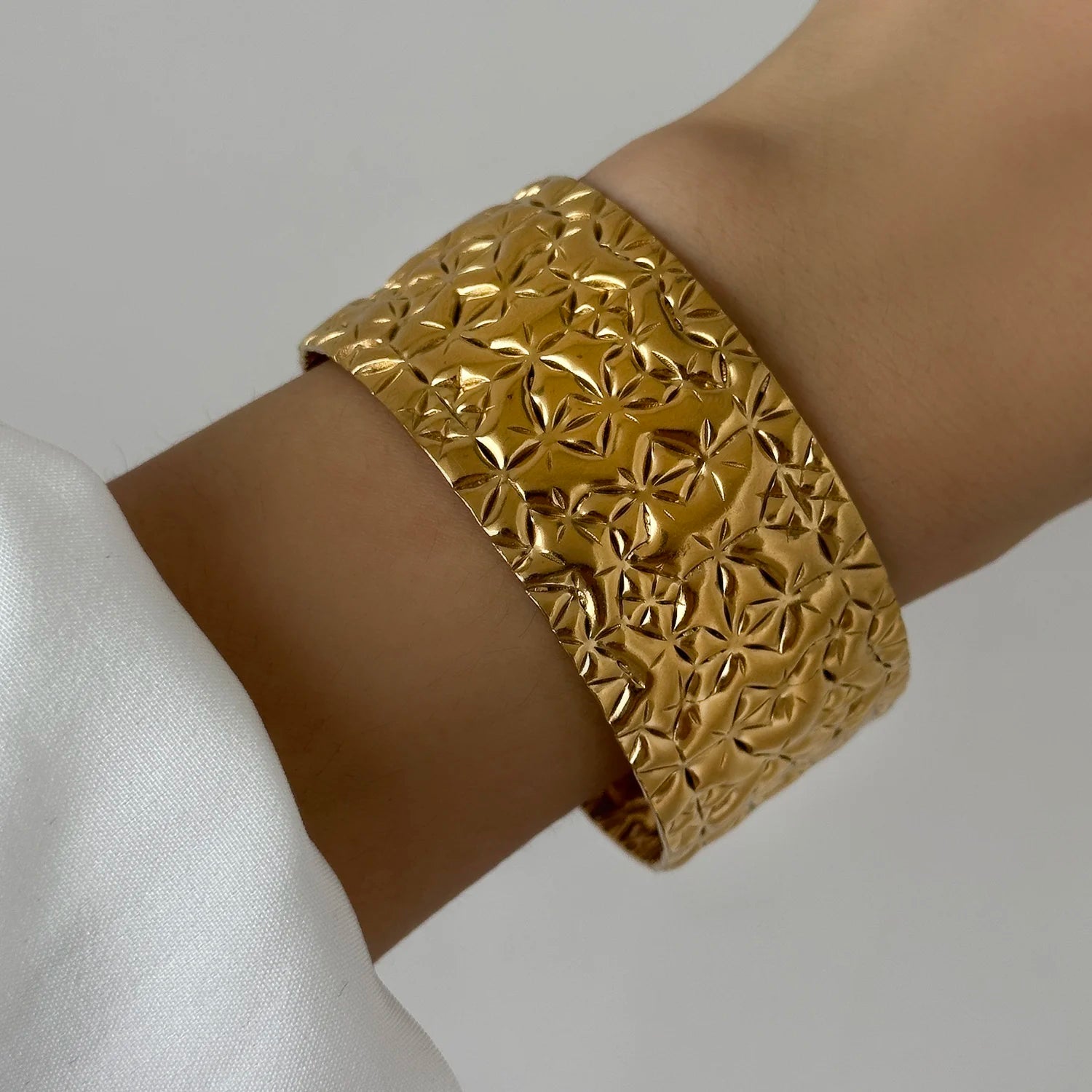 Majestic Laurel Statement Bangle