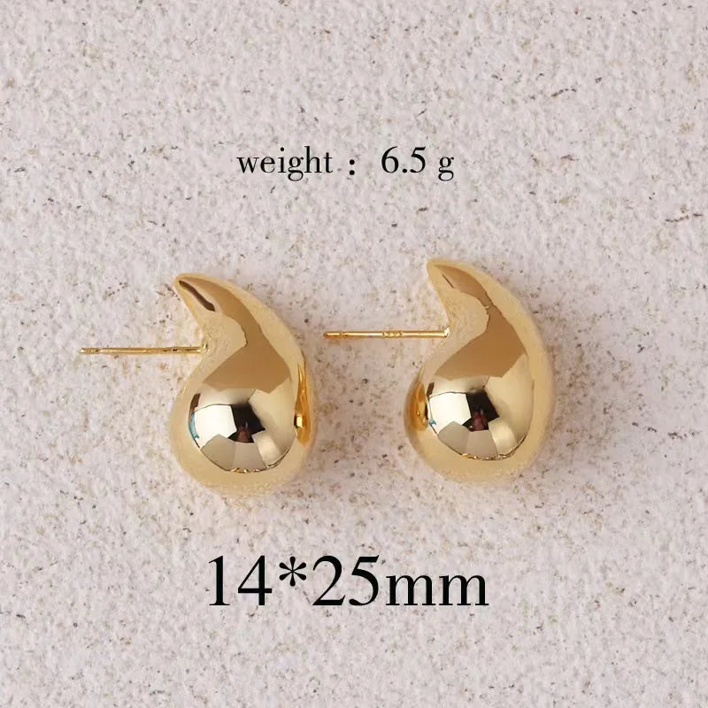 Golden teardrop-shaped earrings with a minimalist