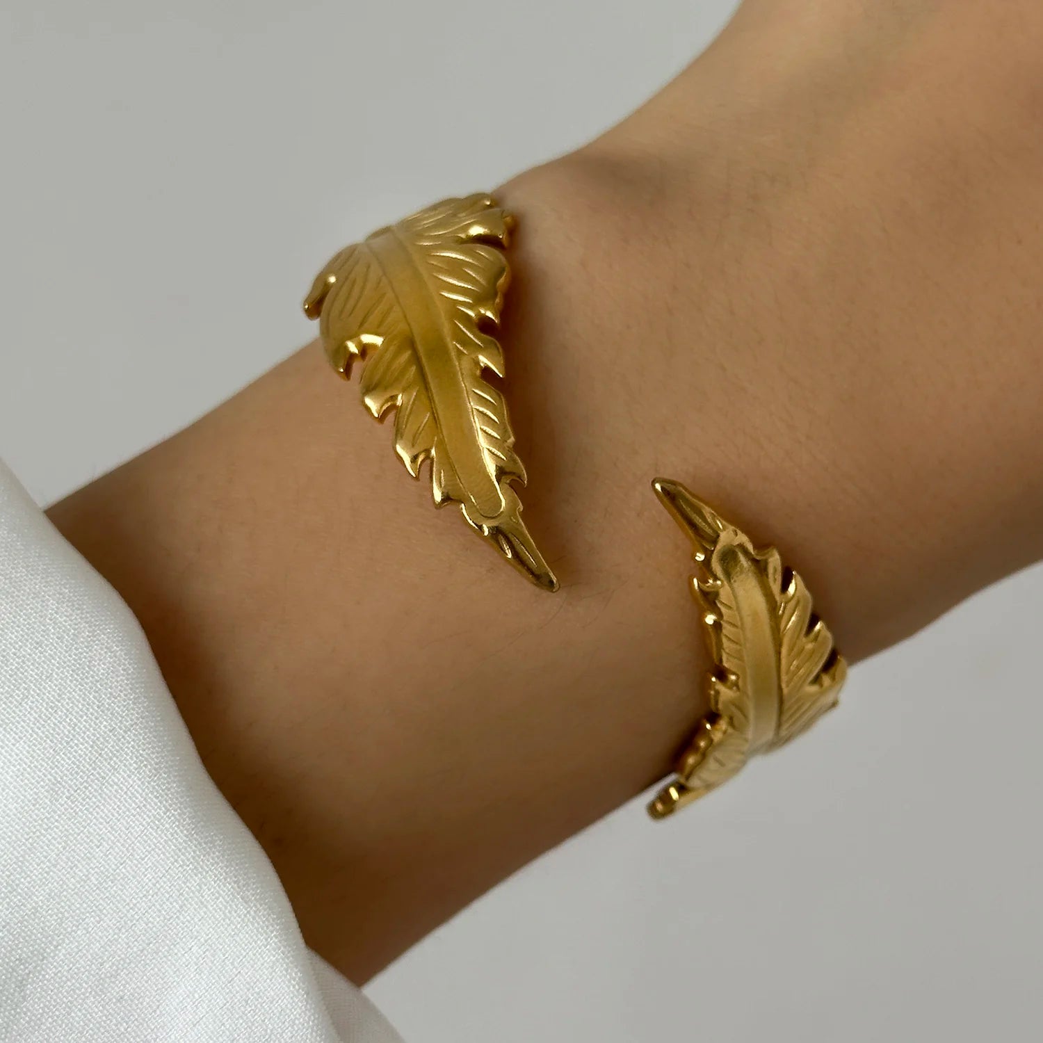 Majestic Laurel Statement Bangle