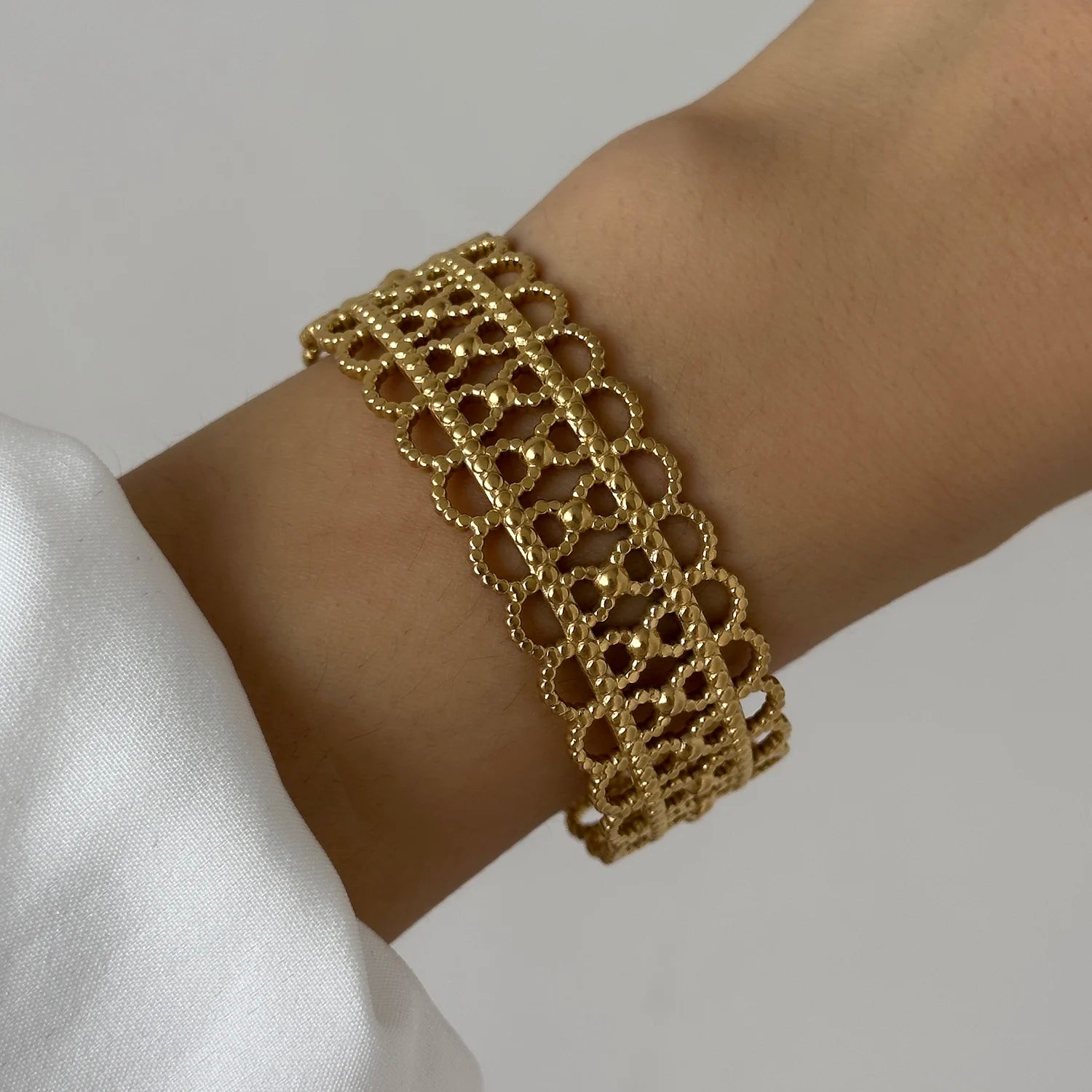 Majestic Laurel Statement Bangle