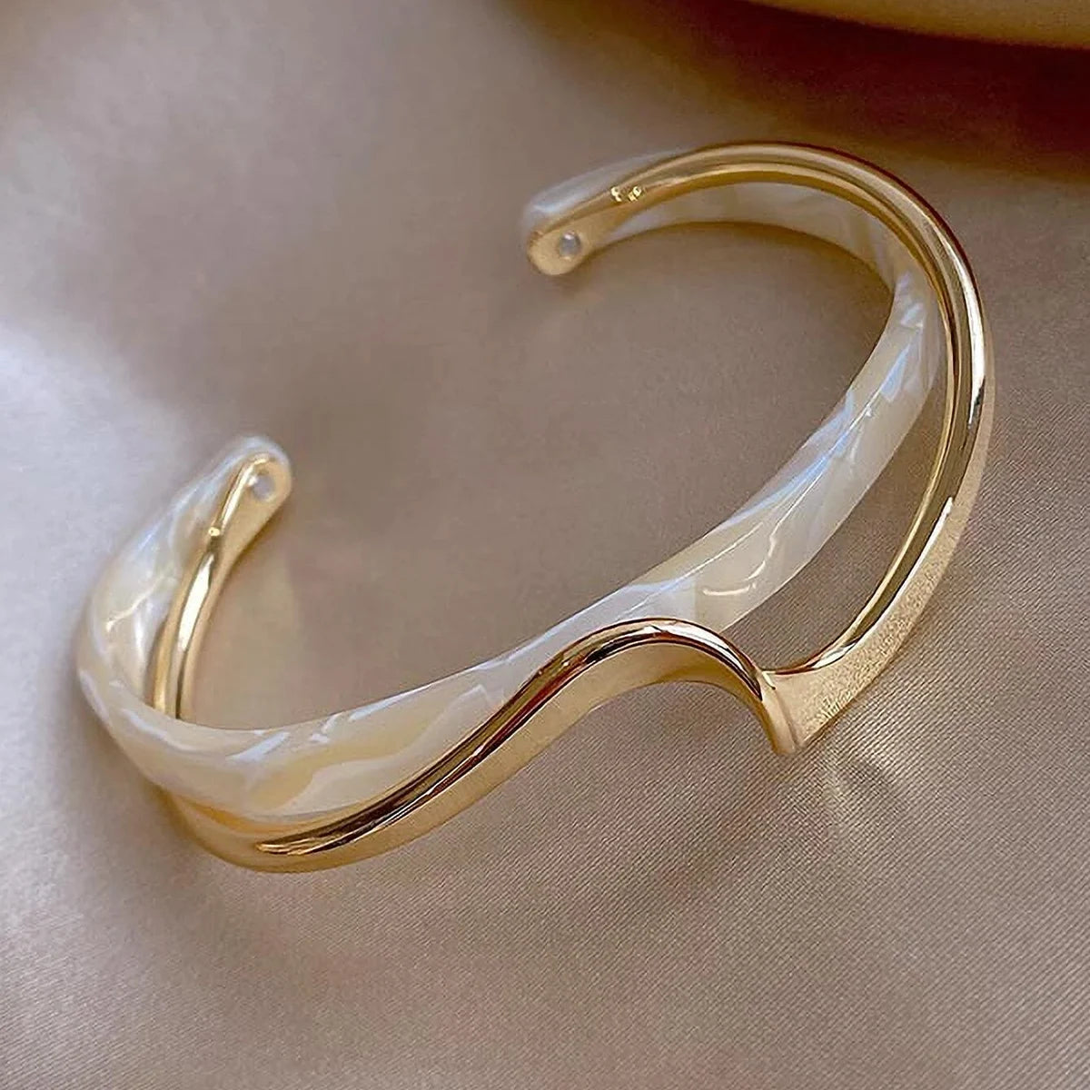Fashion Light Gold Plated White Shell Twisted Cross Bracelet Date Travel Banquet Party Holiday Dressing Gift