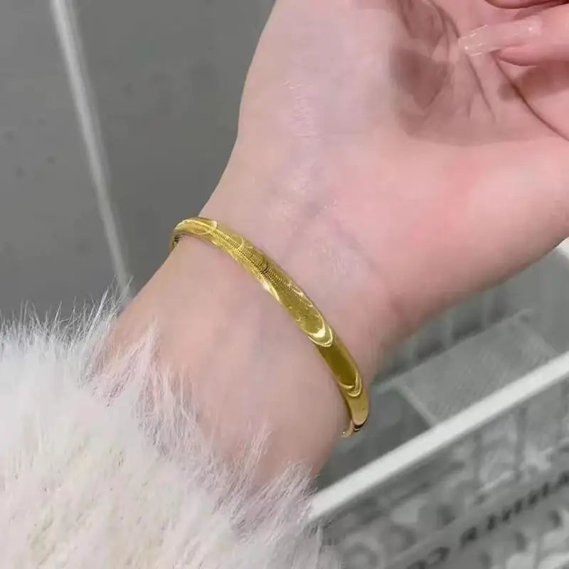 Cat's Eye Bracelet With Wavy Pattern
