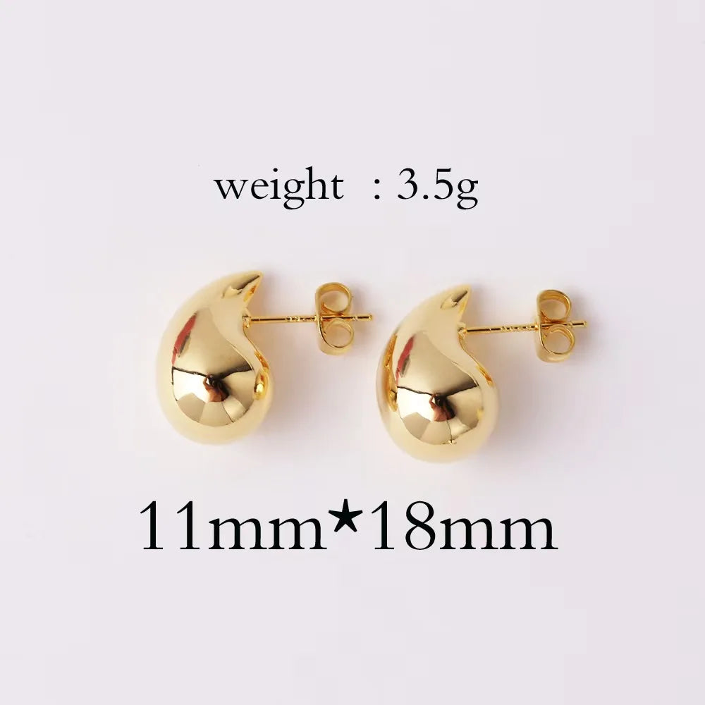 Golden teardrop-shaped earrings with a minimalist