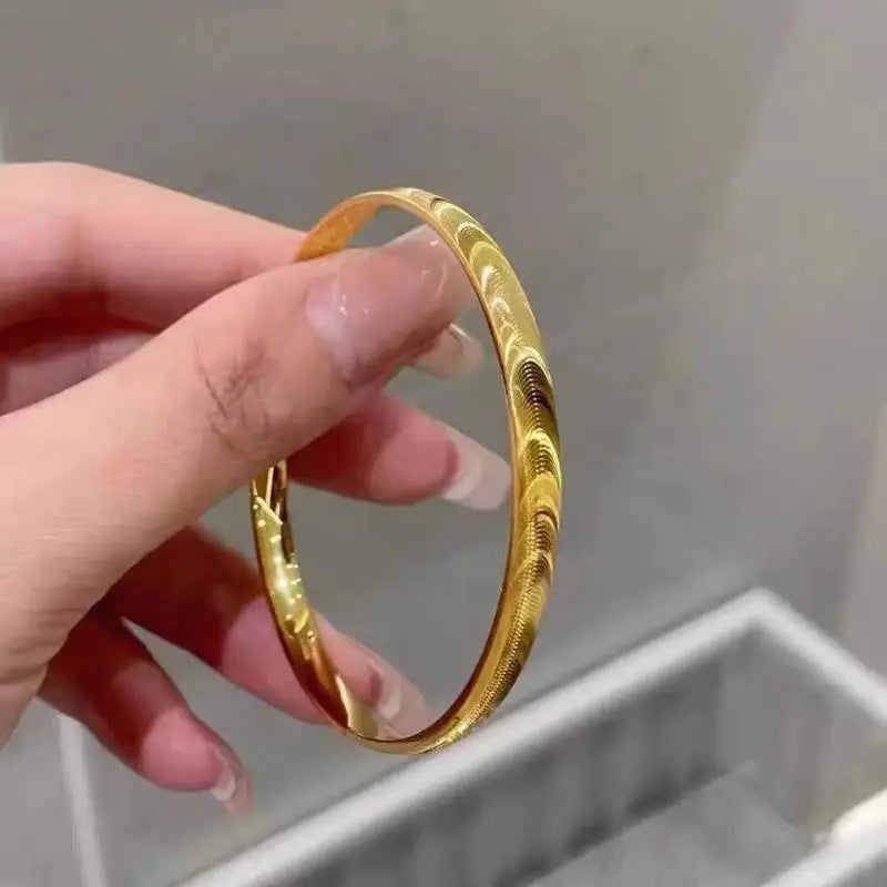 Cat's Eye Bracelet With Wavy Pattern