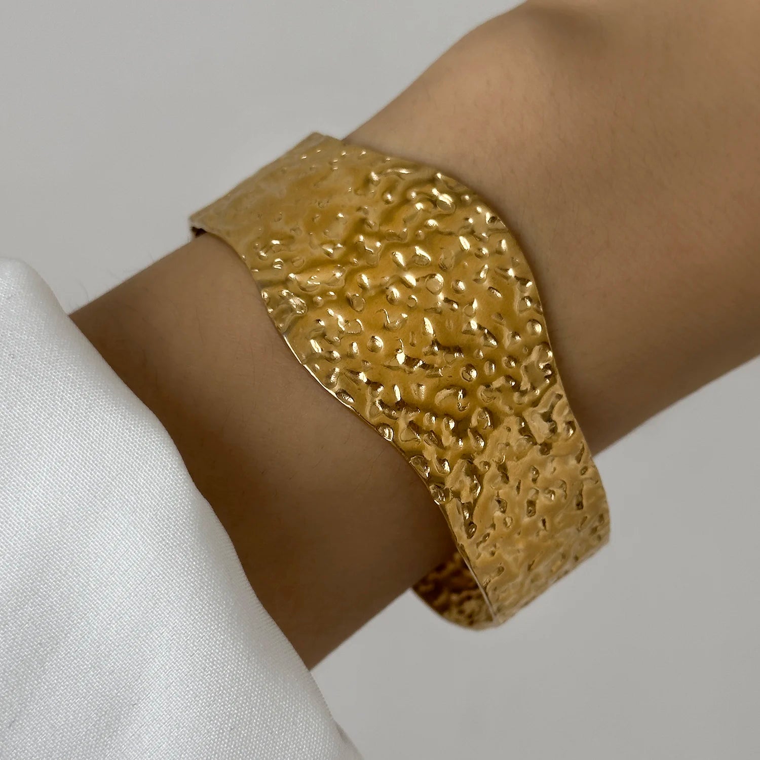 Majestic Laurel Statement Bangle