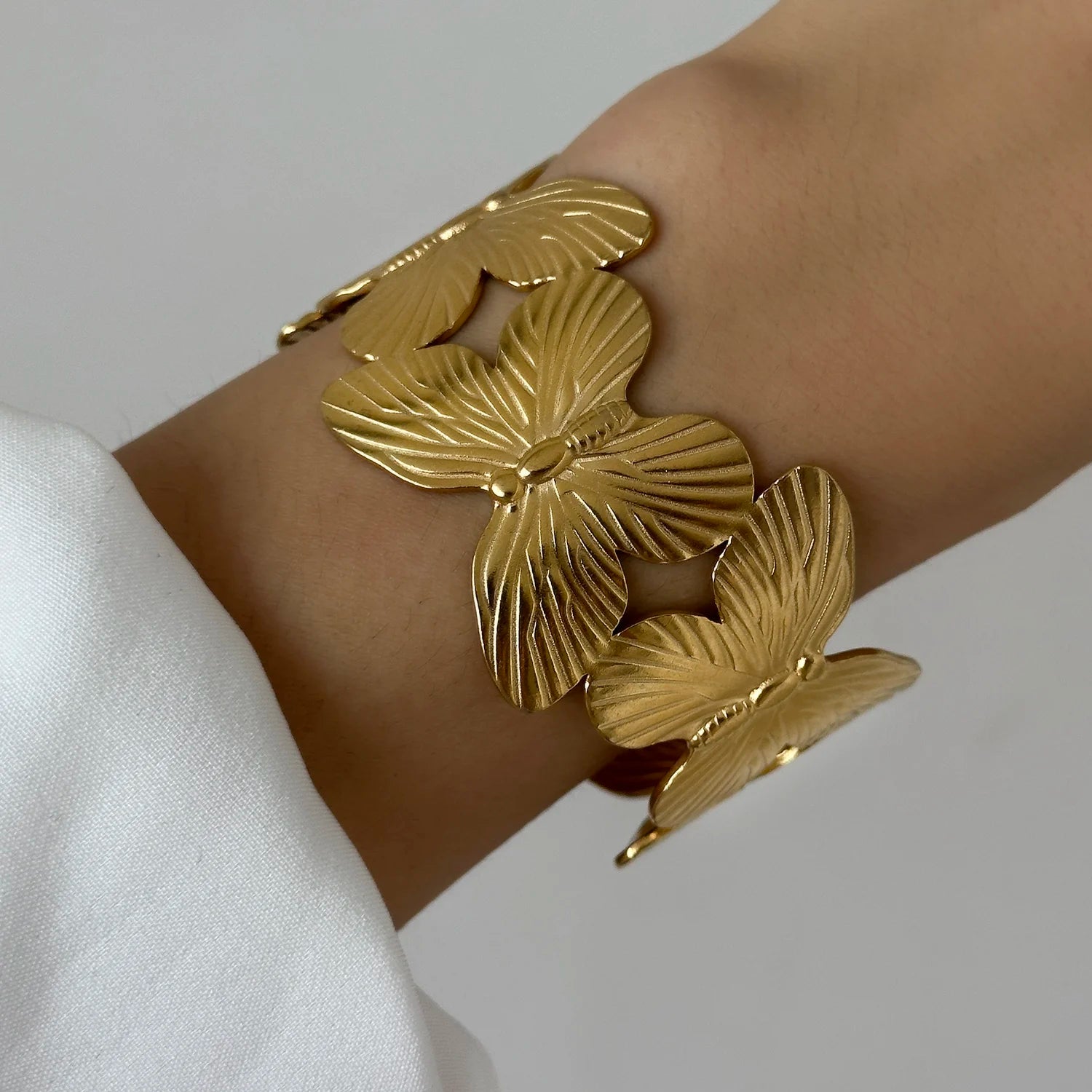 Majestic Laurel Statement Bangle