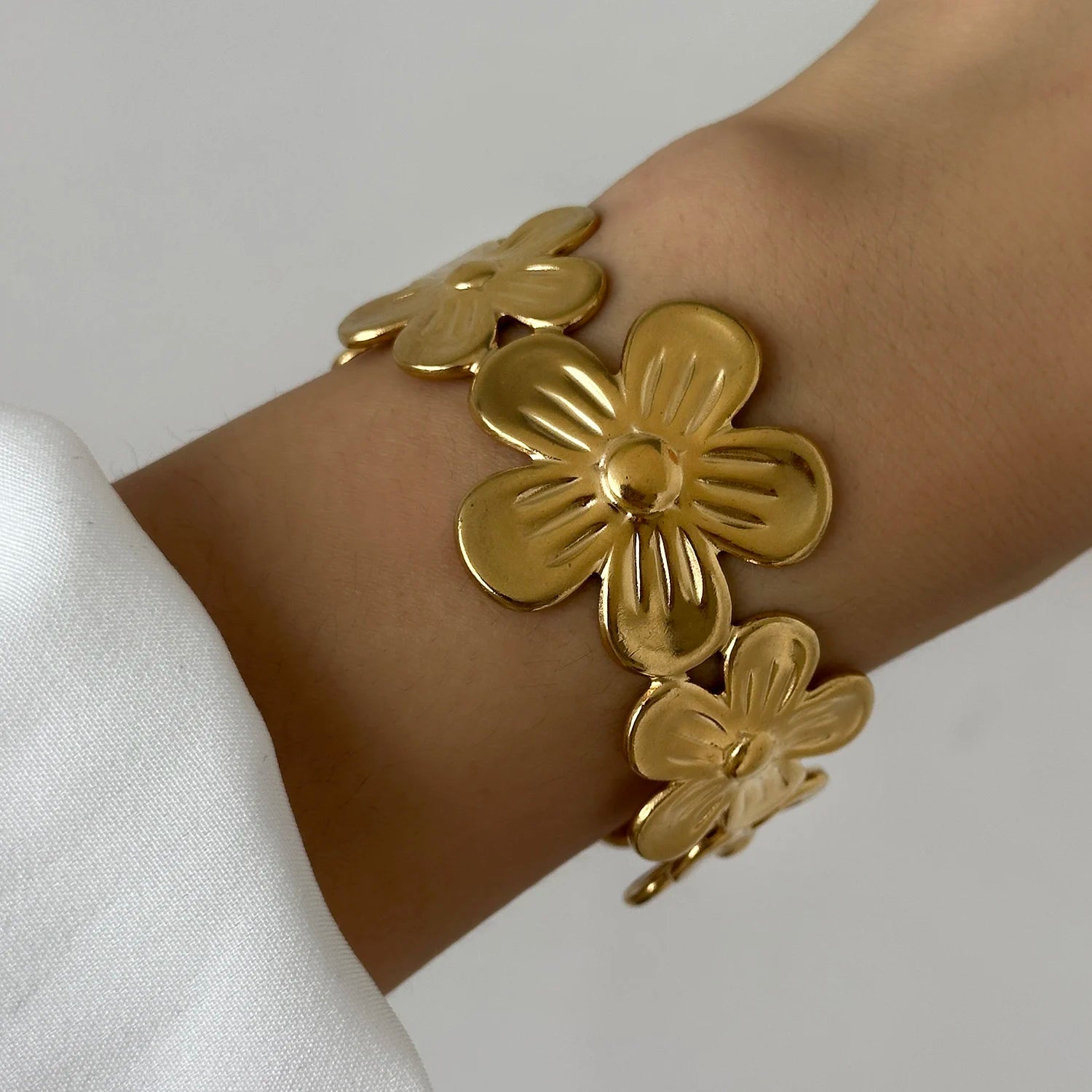 Majestic Laurel Statement Bangle