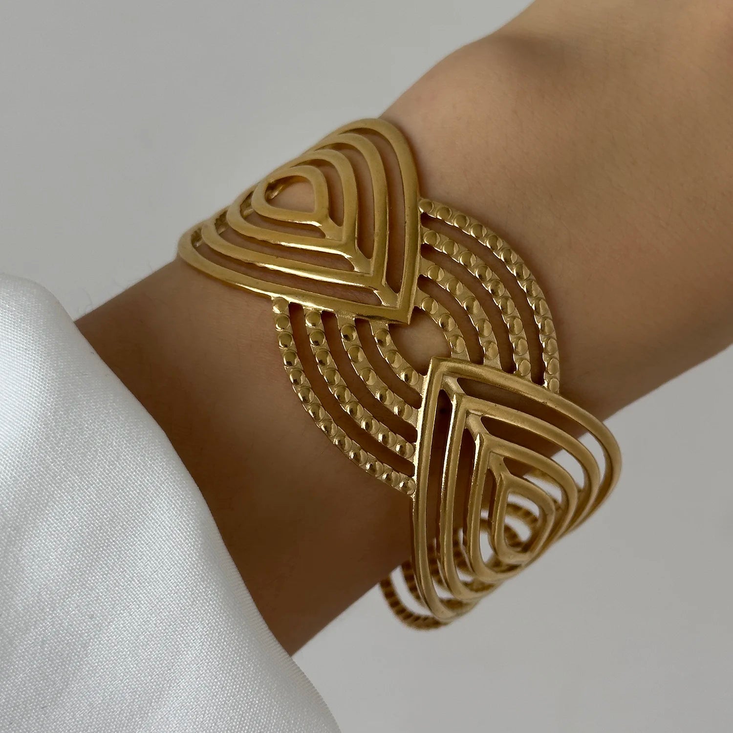 Majestic Laurel Statement Bangle