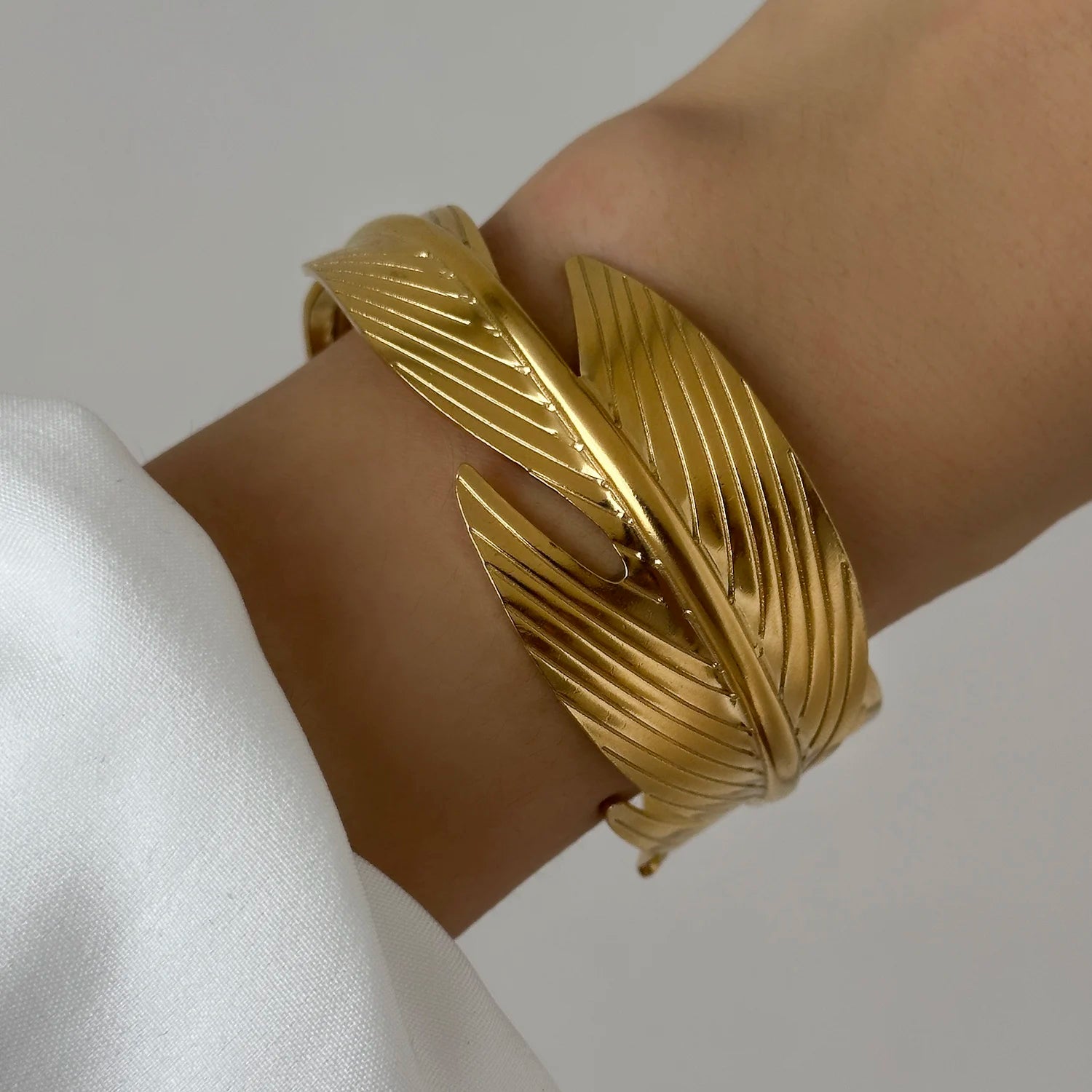 Majestic Laurel Statement Bangle