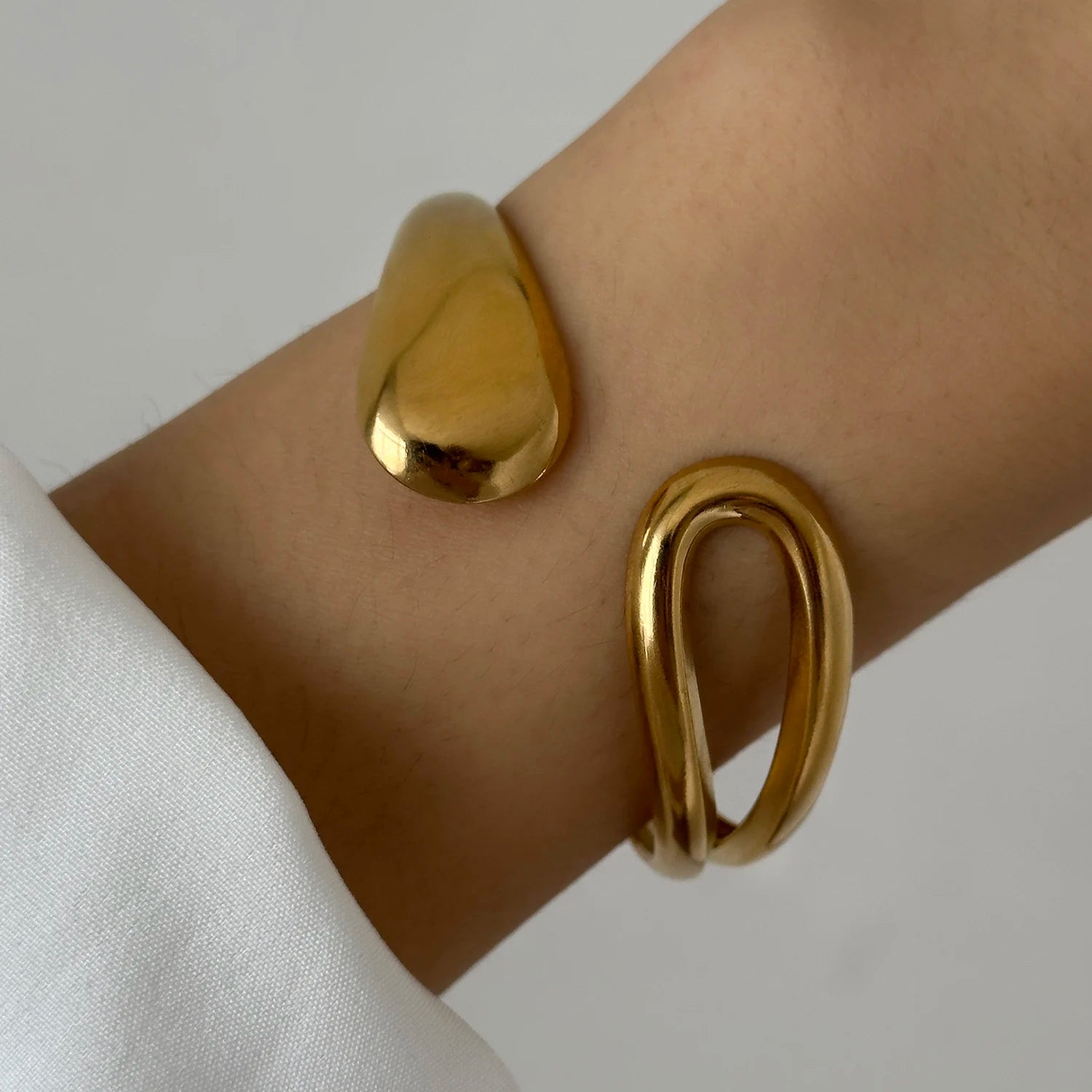 Majestic Laurel Statement Bangle