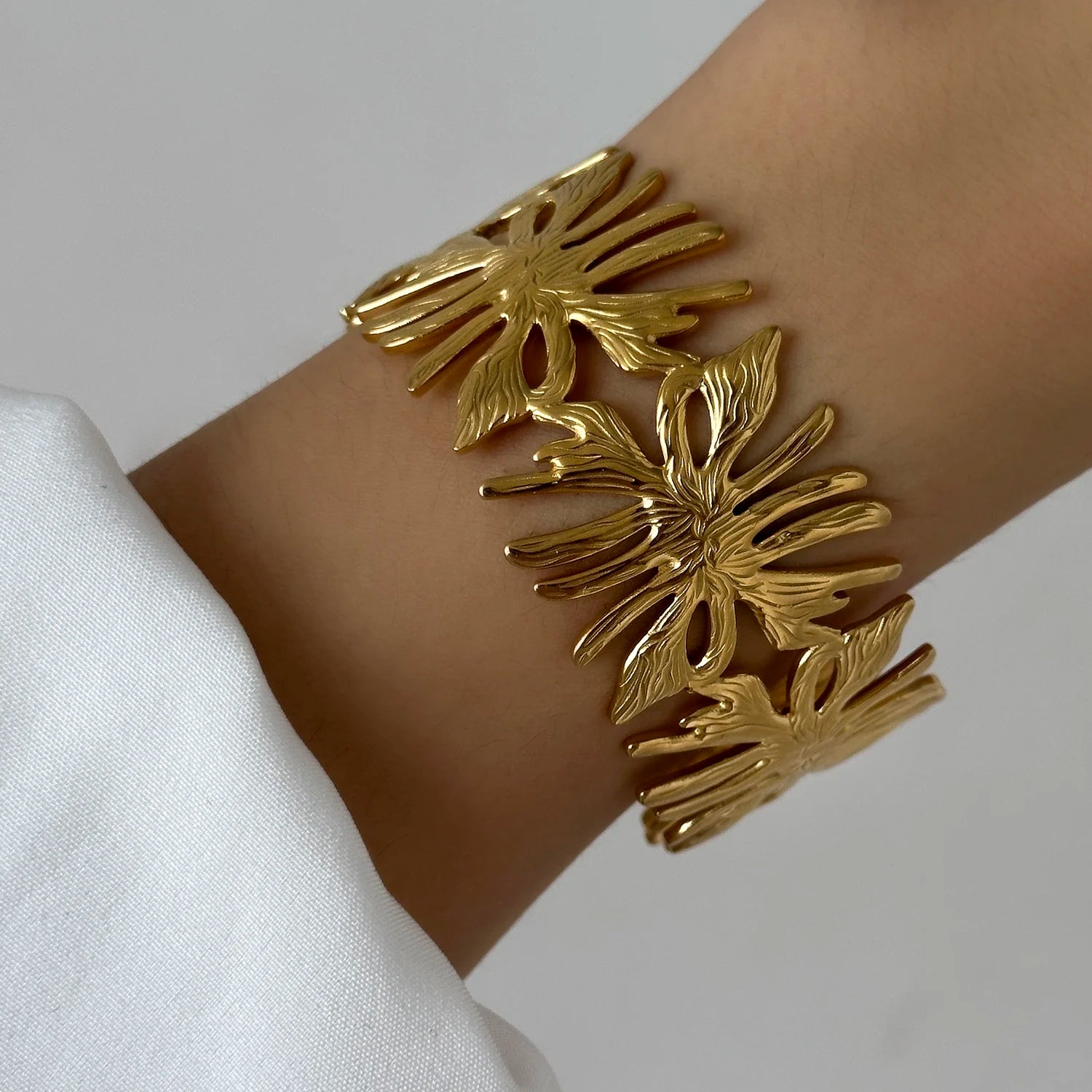 Majestic Laurel Statement Bangle