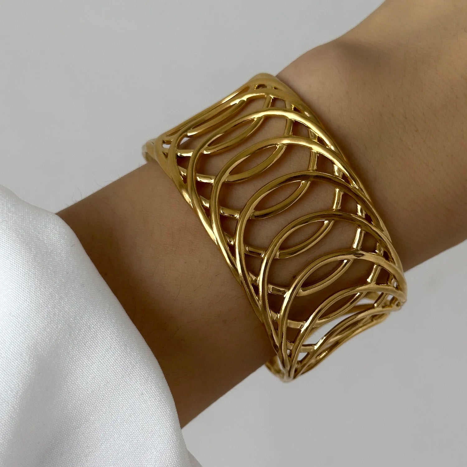 Majestic Laurel Statement Bangle