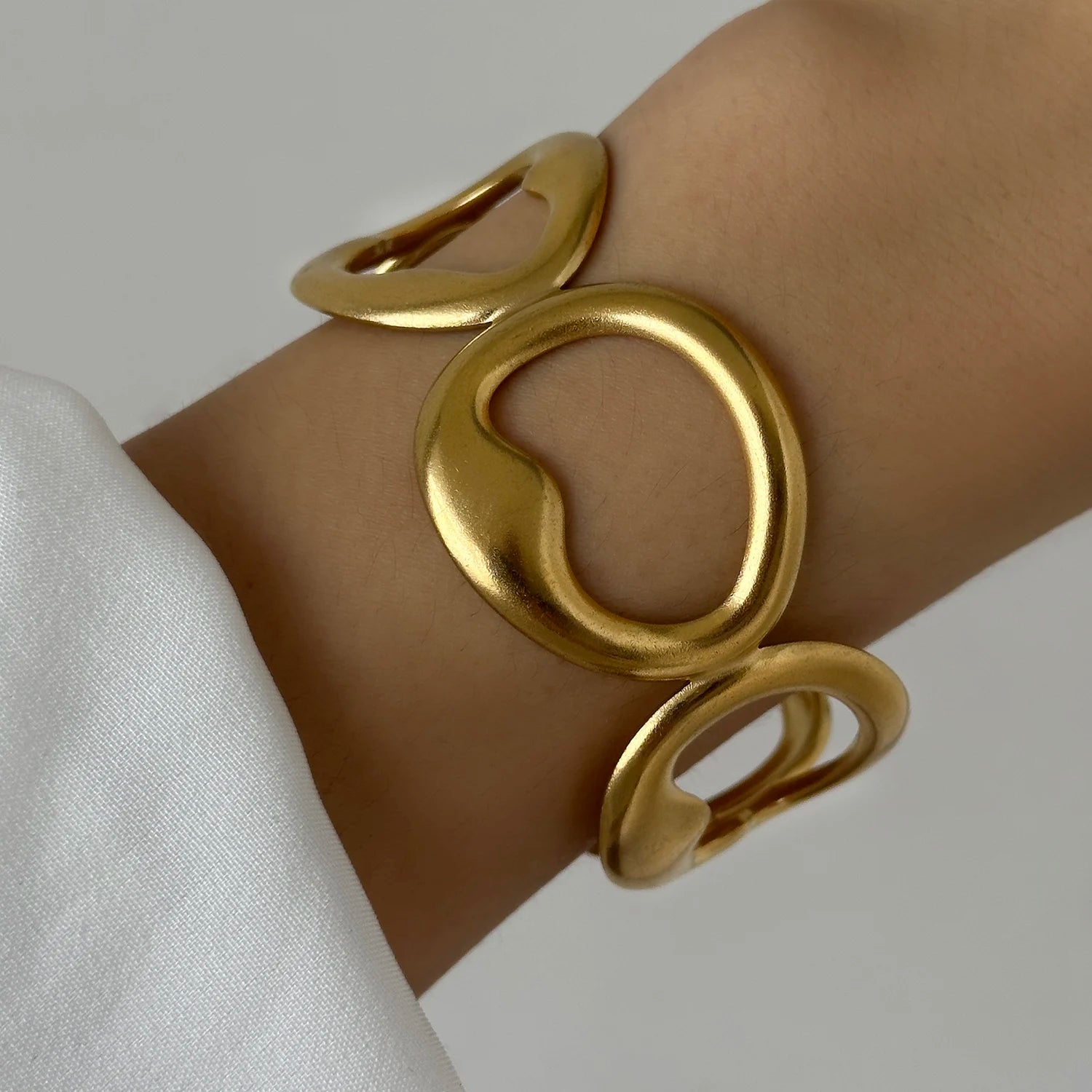 Majestic Laurel Statement Bangle