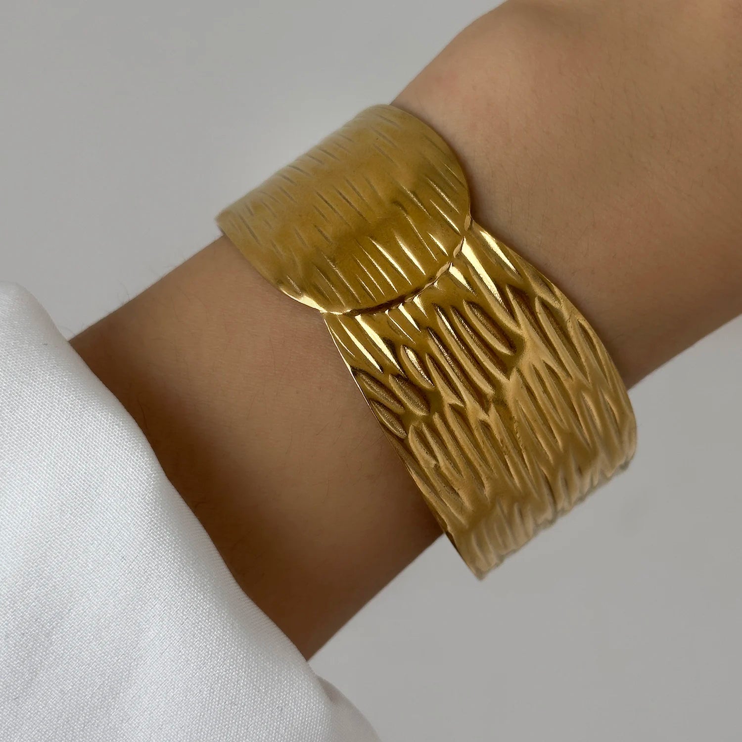 Majestic Laurel Statement Bangle